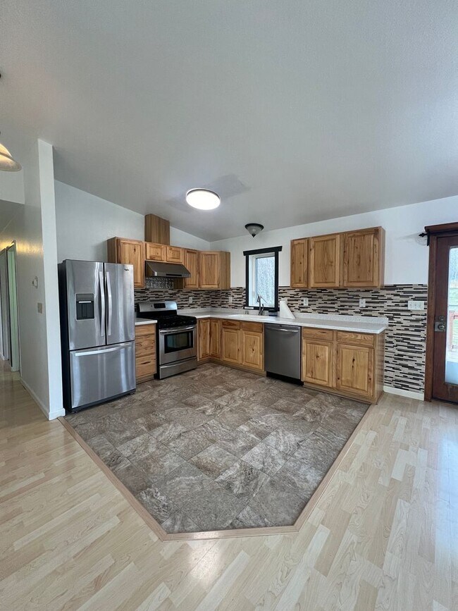 Building Photo - 4 bedroom, 2 bathroom, 2 car garage home w...