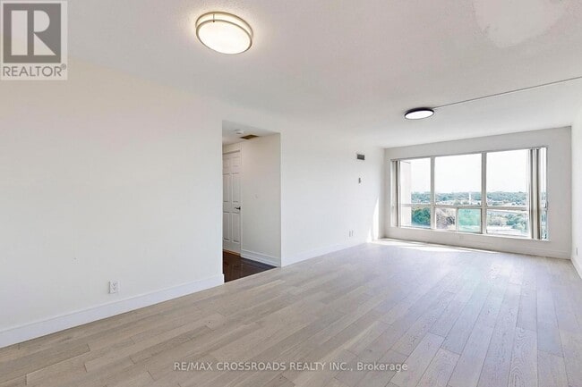 Photo du bâtiment - 8 Lee Centre Dr