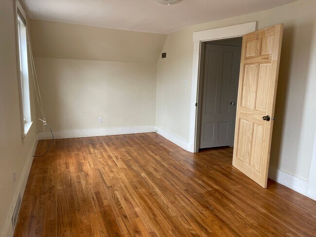 Building Photo - 2 Bedroom downtown Lebanon