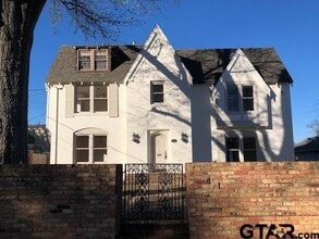 Building Photo - 401 W 4th St