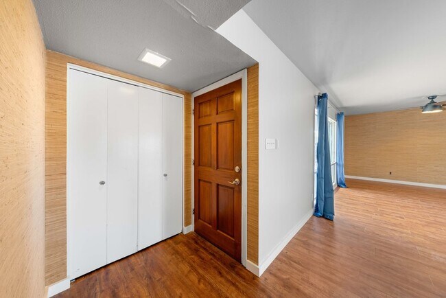 Building Photo - 303 Marquis Ln