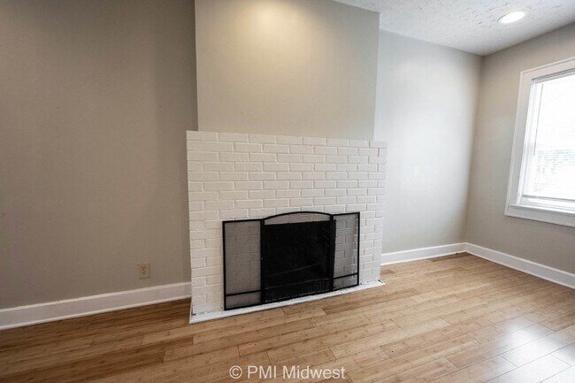 Foto del edificio - Charming 2-Bedroom Home with Hardwood Floo...