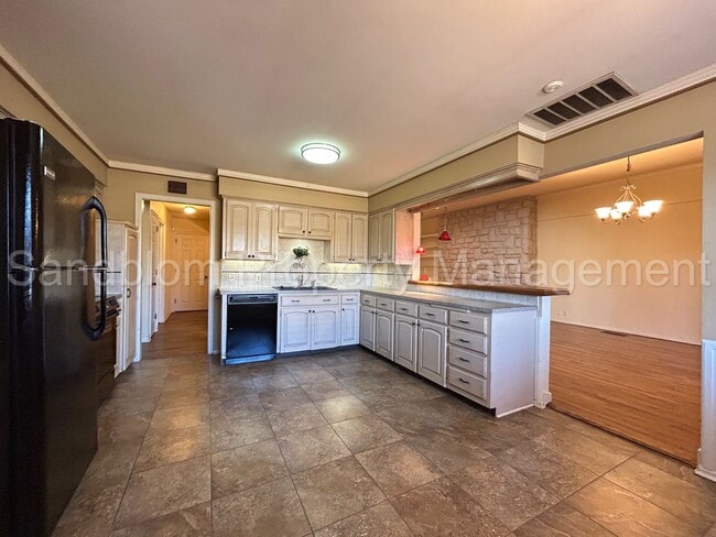 Building Photo - For Lease | South Tulsa Duplex | $1550 Rent