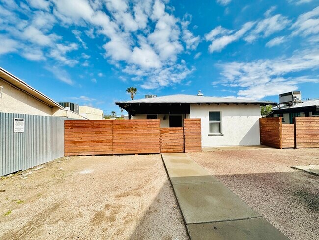 Building Photo - Renovated 3 Bedroom / 3 Bathroom House Nea...