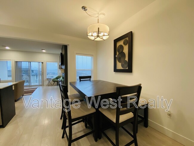 Building Photo - 933-933 Mount Robson Pl