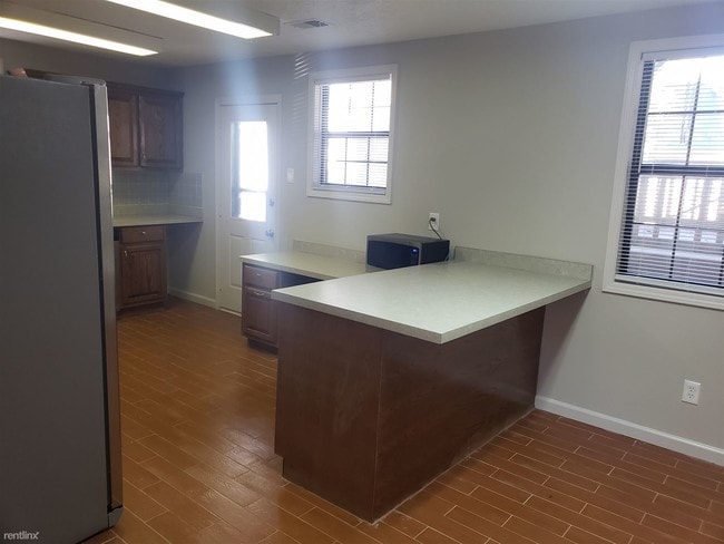 Building Photo - 2 br, 1 bath Apartment - 261 Deidra Dr SE