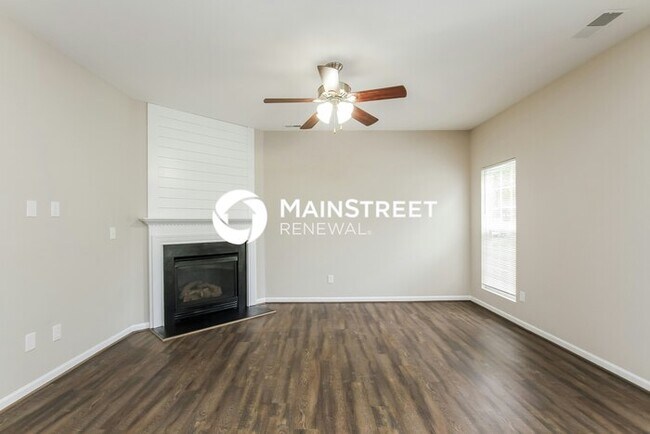 Foto del edificio - 4 Bedroom Pet-Friendly Home in Huntersville, NC with Main Street Renewal