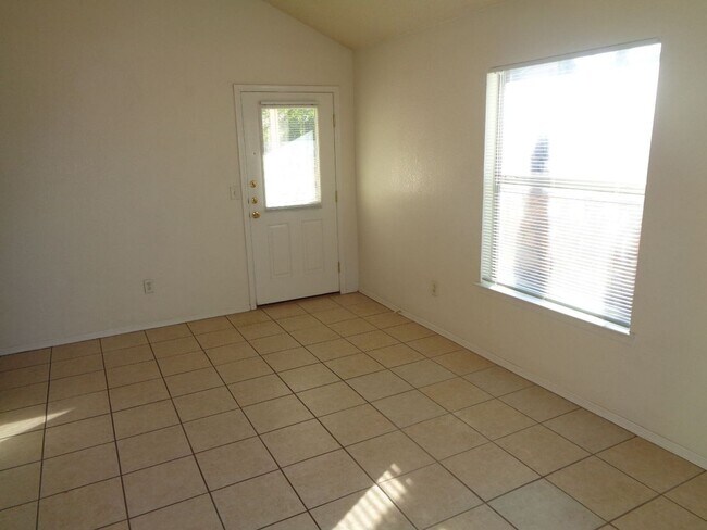 Foto del edificio - Welcome To This Charming Single Level Home...