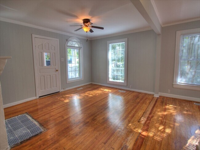 Building Photo - Recently Updated 3 Bedroom 2 Bath Home in ...
