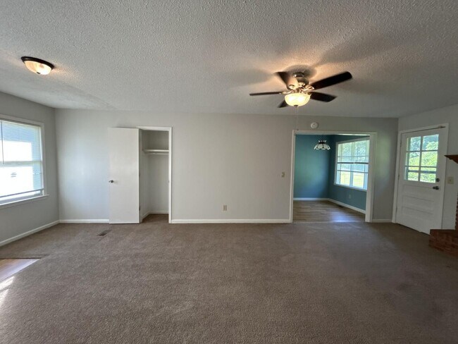 Foto del edificio - 5722 Whisperwood Dr
