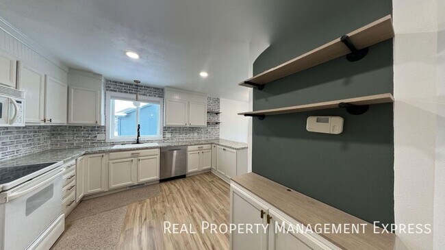 Building Photo - Spacious 4BR, 2BA Gem with Fireplace and O...