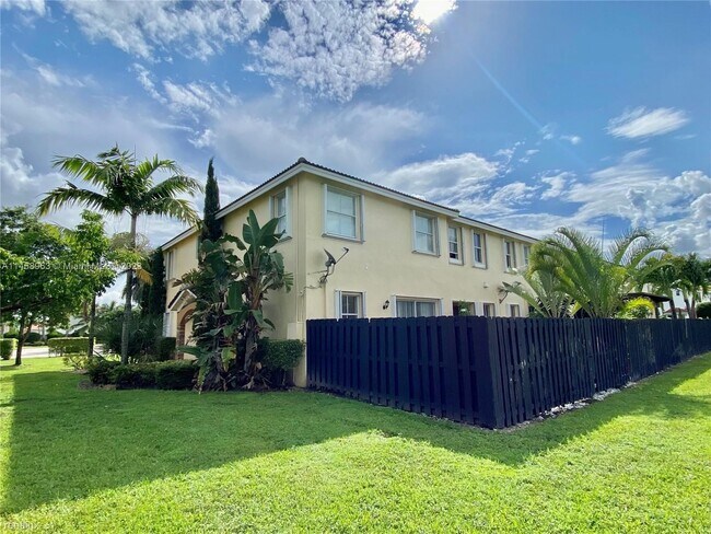 Building Photo - 4 br, 3 bath Townhome - 990 NW 99th Ct