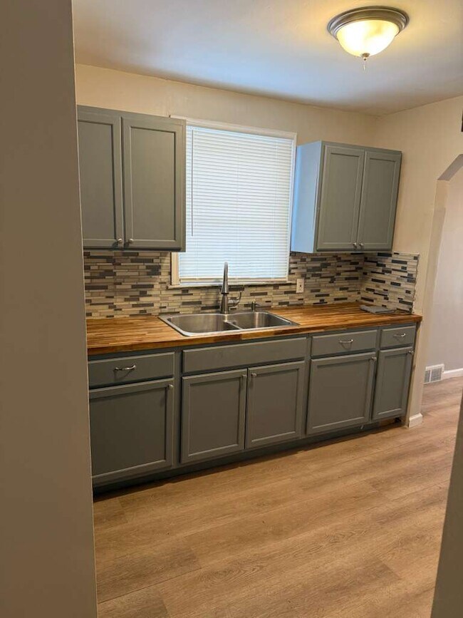 Foto del edificio - 19784 Patton St