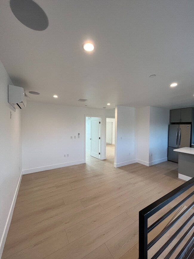 Building Photo - 6723 Vineland Ave