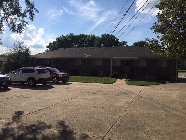 Estacionamiento trasero. - 12601 Blue Ridge Ext