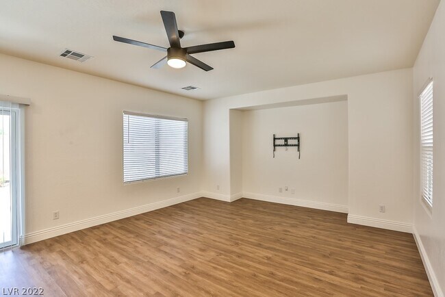Building Photo - 2693 Niddrie Ave