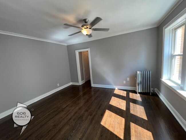 Foto del edificio - Remodeled East Albany Park Apts!