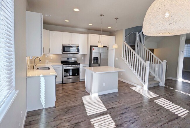 Foto del edificio - AWESOME MAINTENANCE-FREE PATIO HOME WITH 3 BDRMS, 3 BATHS & 2-CAR GARAGE!