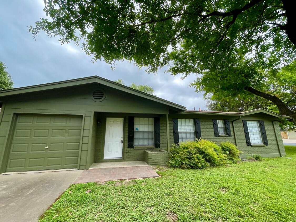 Just updated 3/2 home on a quiet street in... House Rental in Austin, TX