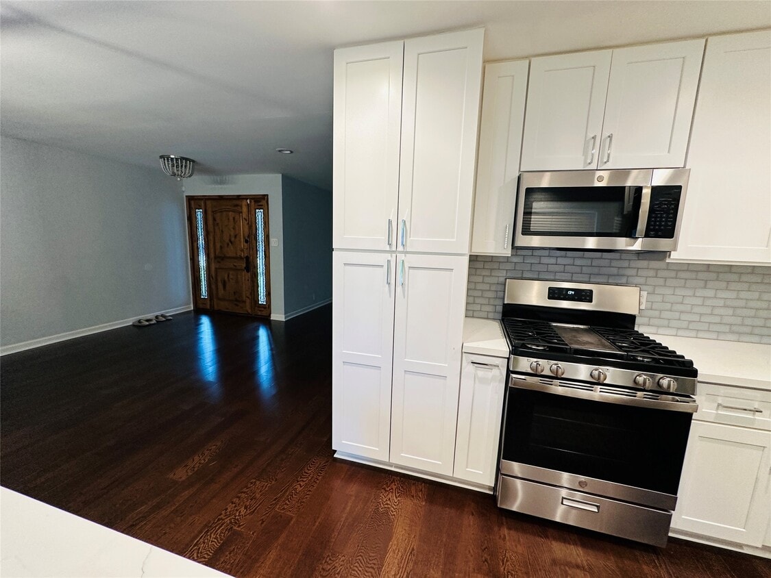 Building Photo - 9758 Cedardale Dr