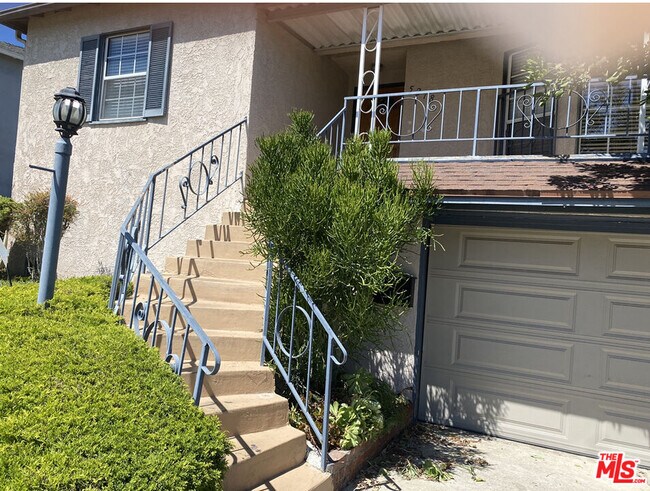 Building Photo - 5218 Parkglen Ave