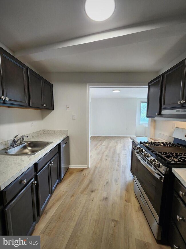 Building Photo - 10201 Grosvenor Pl