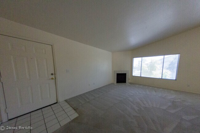 Foto del edificio - Summerlin area upper condo/vaulted ceilings/light and bright
