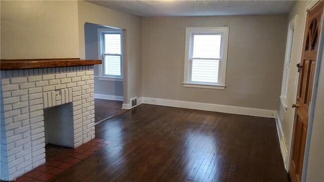 Building Photo - 1492 Maplegrove Rd