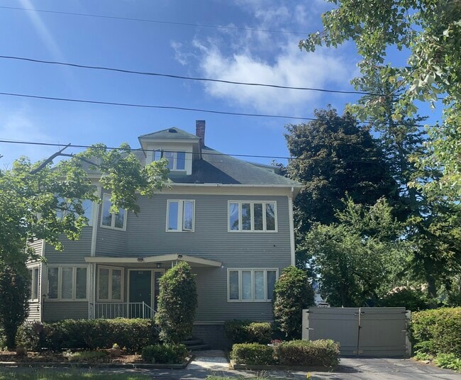 Building Photo - 637 Dix St