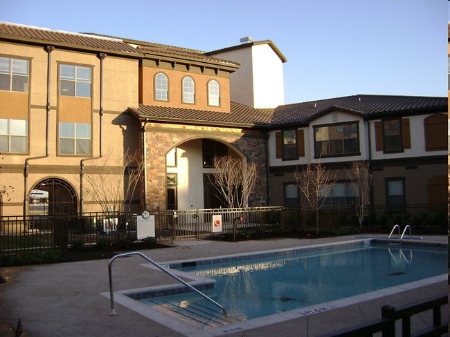 Building Photo - Evergreen Farmers Branch