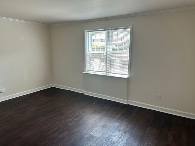 Building Photo - Updated Two Bedroom Condo in Cotswold!