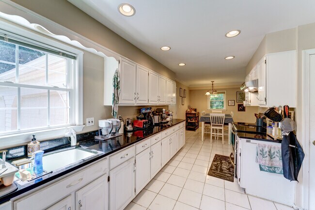 ¡Abundan los gabinetes de madera blanca! - 10108 Donegal Ct