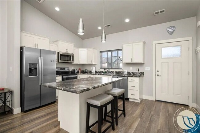 Foto del edificio - Super clean and Newer 2 bed 2 bath