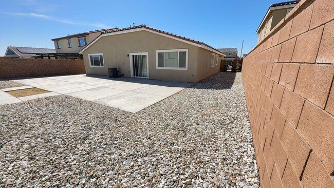 Foto del edificio - 4 BEDROOM, 3 BATH VICTORVILLE HOME