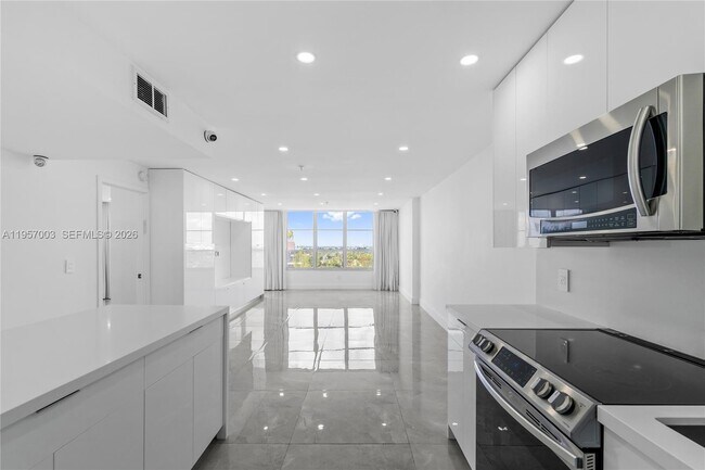 Foto del edificio - 4101 Pine Tree Dr