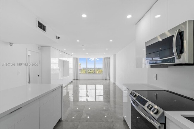 Building Photo - 4101 Pine Tree Dr