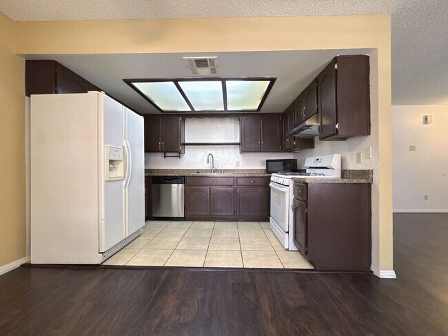 Foto del edificio - 2 Bed 2.5 Bath Single House near Rainbow/Tropicana