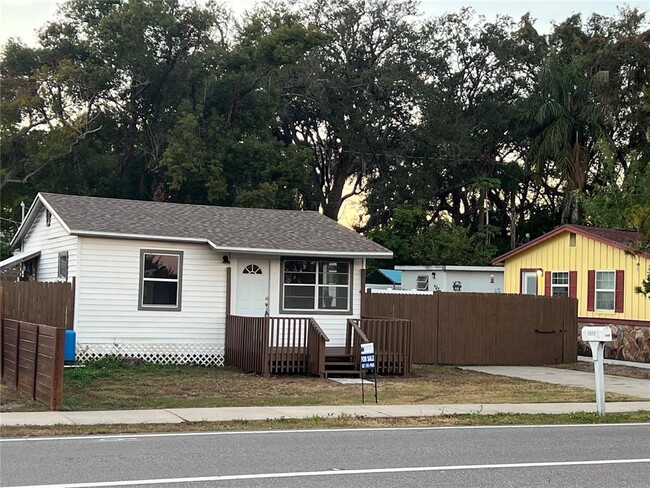 Foto del edificio - 1658 Hempel Ave