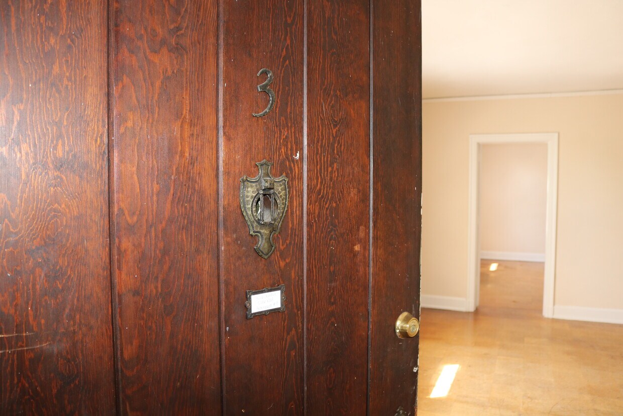 Front door entrance/Living room - 3216 Country Club Rd