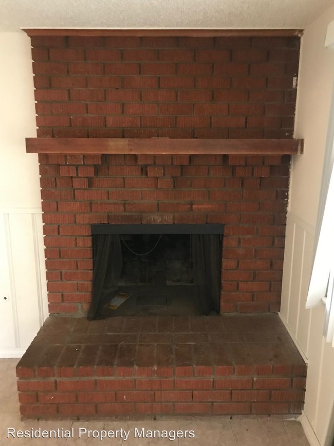 Building Photo - 2 br, 1 bath House - 15188 Slover Ave