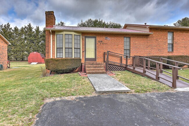 Foto del edificio - 1738 Todd Dr