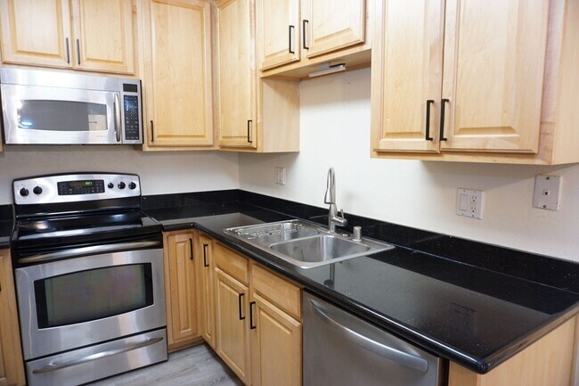 Building Photo - Great 2B/2BA Corner Unit Condo w/ In-Unit ...