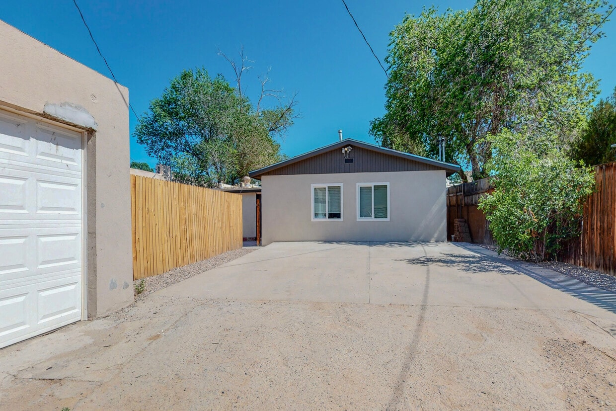 Building Photo - 2124 Eton Ave SE