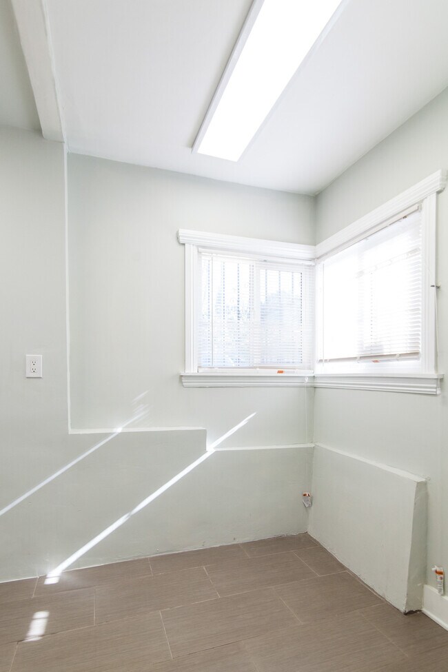 Building Photo - 901 Manzanita St