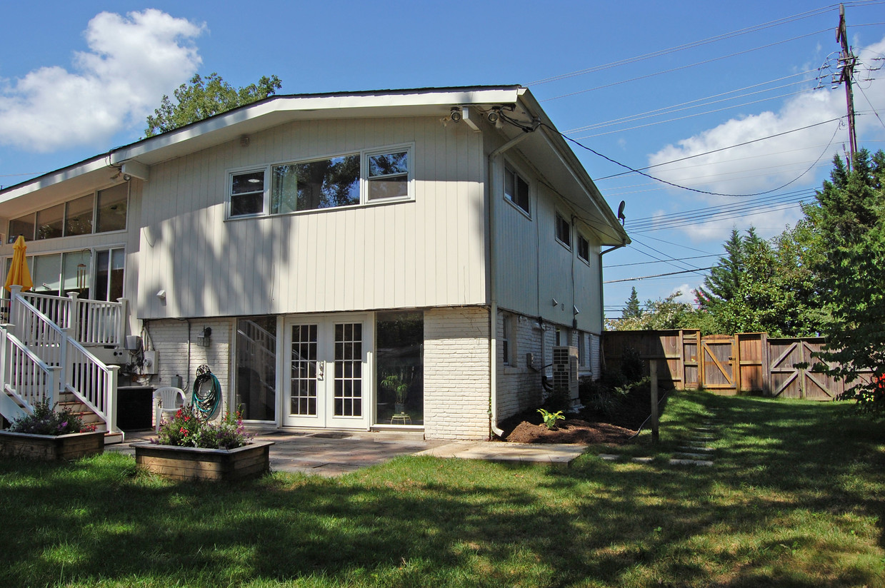 Lower Level Apartment - 11829 Falls Rd