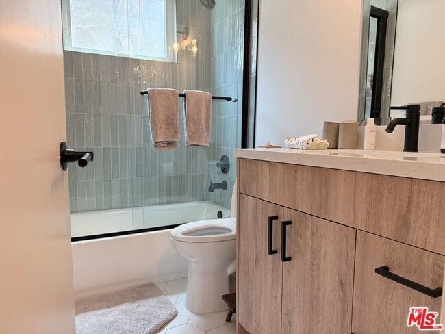 Building Photo - 914 7th St