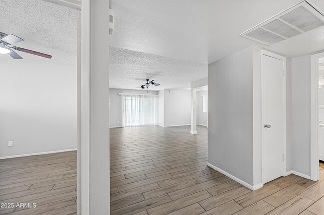 Foto del edificio - 3445 E Earll Dr