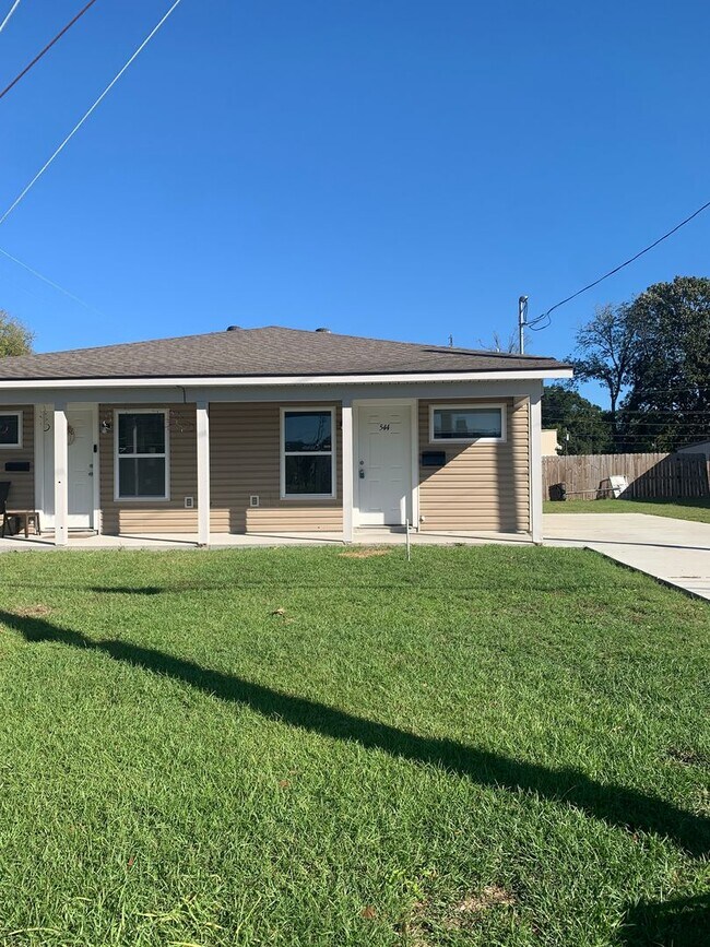 Building Photo - 546-546 Live Oak Blvd