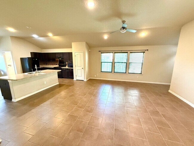 Foto del edificio - *APPLICATION RECEIVED** AVAILABLE NOW! 4 B...