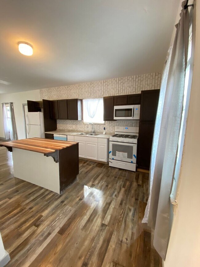 Foto del edificio - Spacious 4-Bedroom Rental with Basement an...